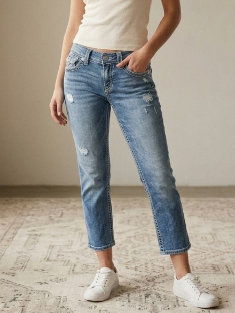 Silver Jeans Classic Women's Light Blue Denim Distressed Capri Super Stretch 29